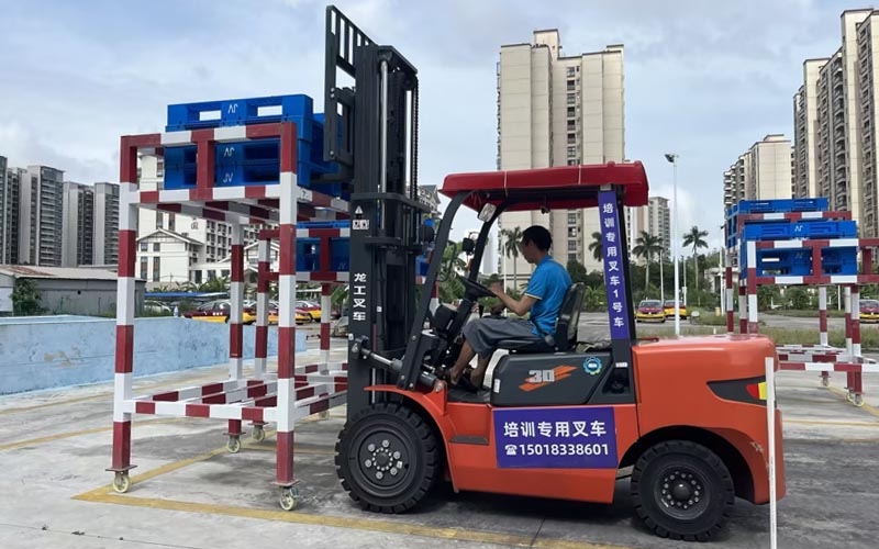 叉車(chē)司機(jī)實(shí)操訓(xùn)練場(chǎng)一角